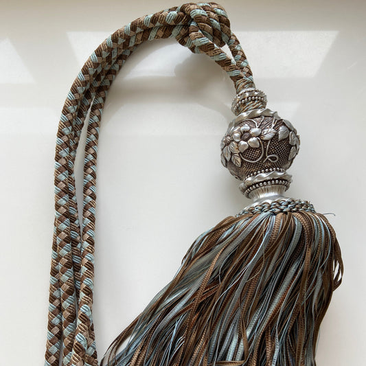 Regal Queen Tieback by Troynorth