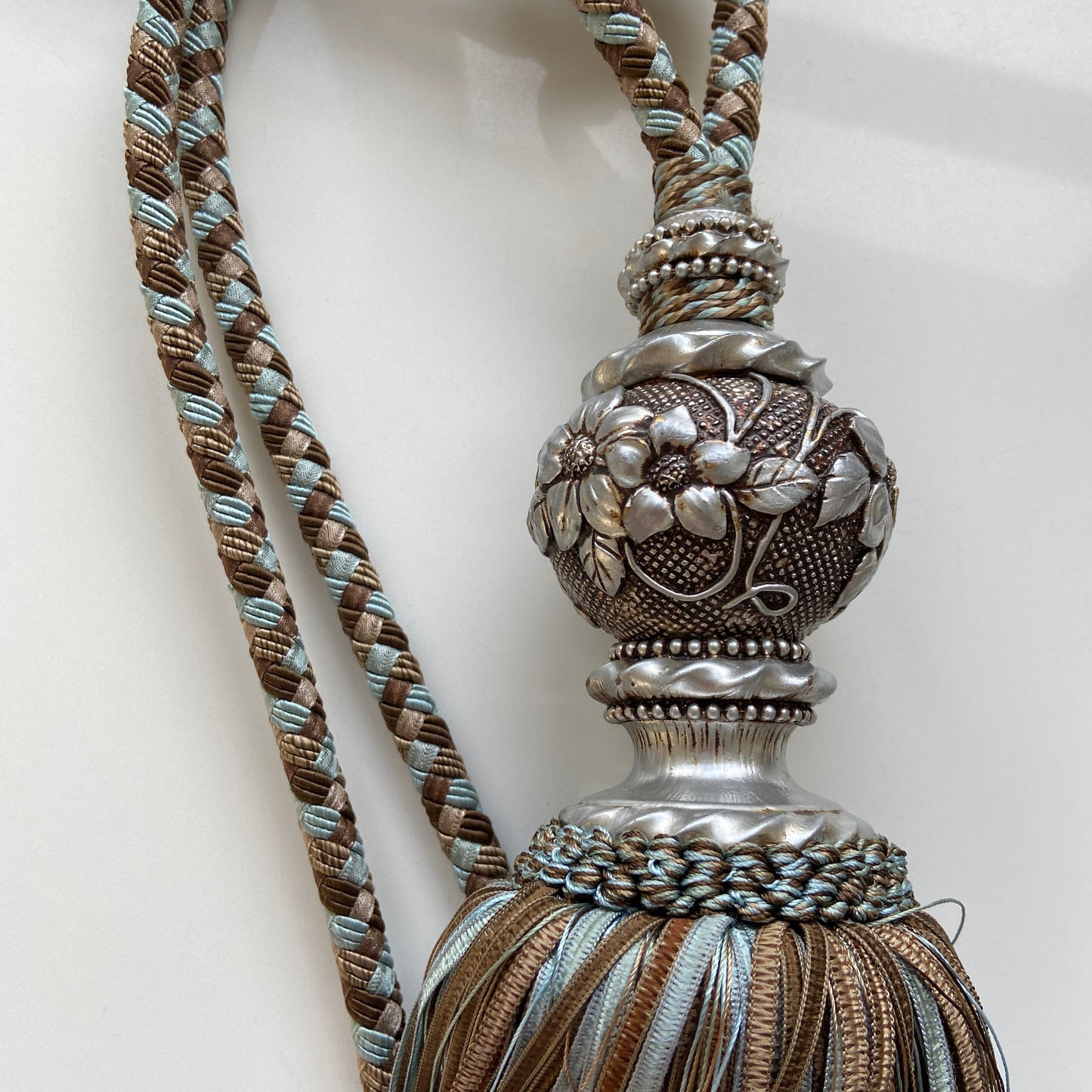 Regal Queen Tieback by Troynorth
