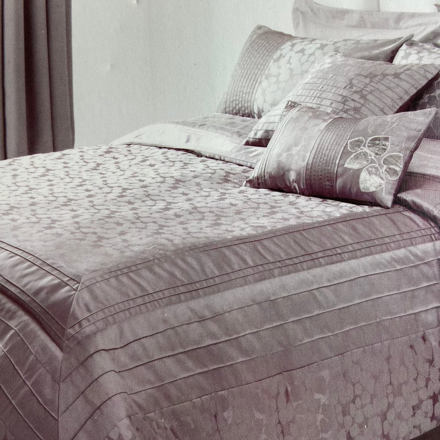 Honesty Luxury Bedspread by Catherine Lansfield - Jacquard -240 cm x 260 cm