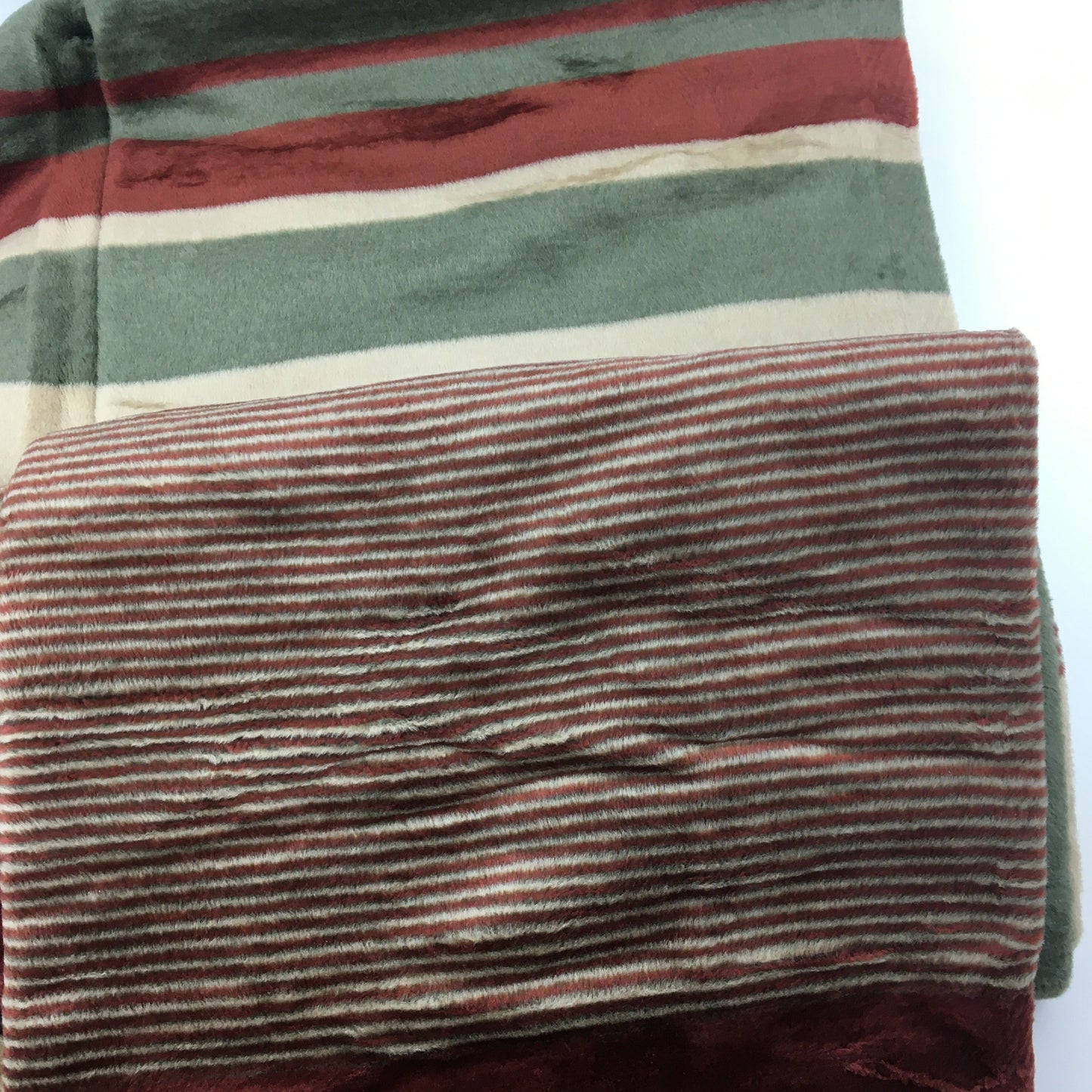 Ambiancy Dark Green Throw by Lordelo