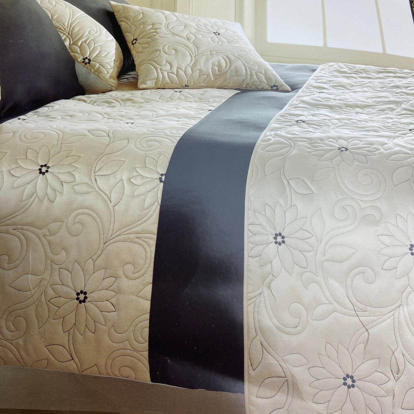 Daisy Throw by Catherine Lansfield - Soft Gold & Black or Heather & Lilac - 150 x 200 cm